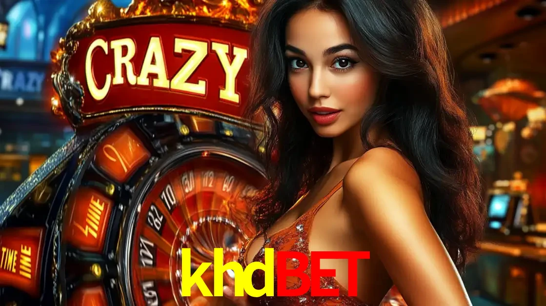 Mulher glamourosa olhando para a câmera com a roda vermelha do Crazy Time ao fundo em um ambiente de cassino, destacando a emoção dos jogos ao vivo no khdbet.